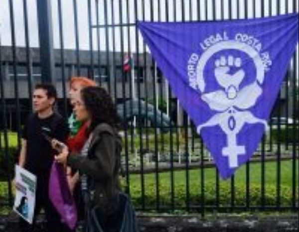 Grupos piden a presidente Carlos Alvarado firmar norma técnica sobre aborto terapéutico este lunes