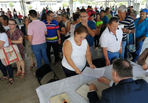 CNE entregó títulos de propiedad a 91 familias de Nueva Cinchona