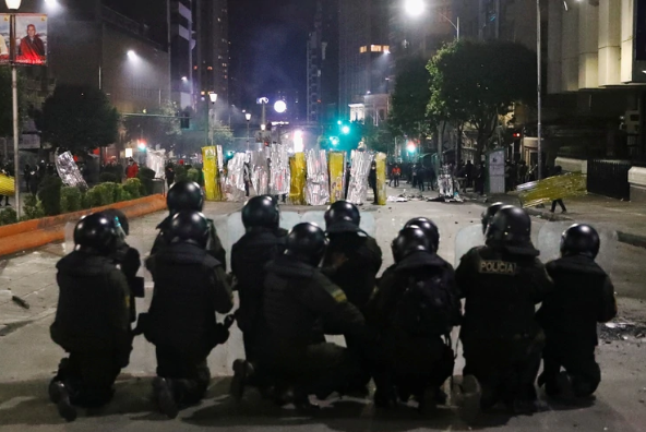 Una nueva noche de violentos choques entre partidarios y opositores de Evo Morales dejó varios heridos en La Paz