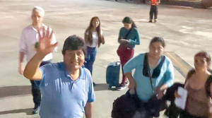 Quiénes acompañan a Evo Morales en el avión rumbo a México