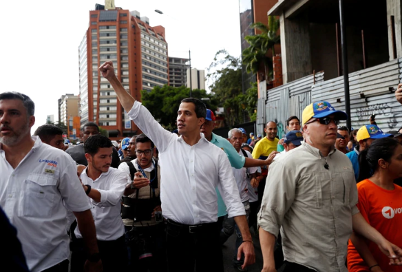 Juan Guaidó convocó a los venezolanos a manifestarse este lunes en las principales vías del país