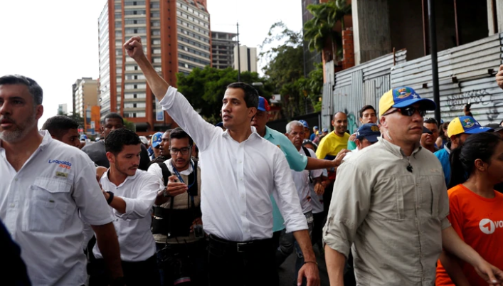 Juan Guaidó convocó a los venezolanos a manifestarse este lunes en las principales vías del país