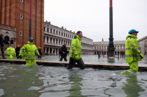 El agua volvió a inundar Venecia y el alcalde señaló que la ciudad “está devastada”