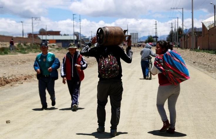 Crisis en Bolivia: hay largas colas en La Paz y El Alto para conseguir alimentos y gasolina