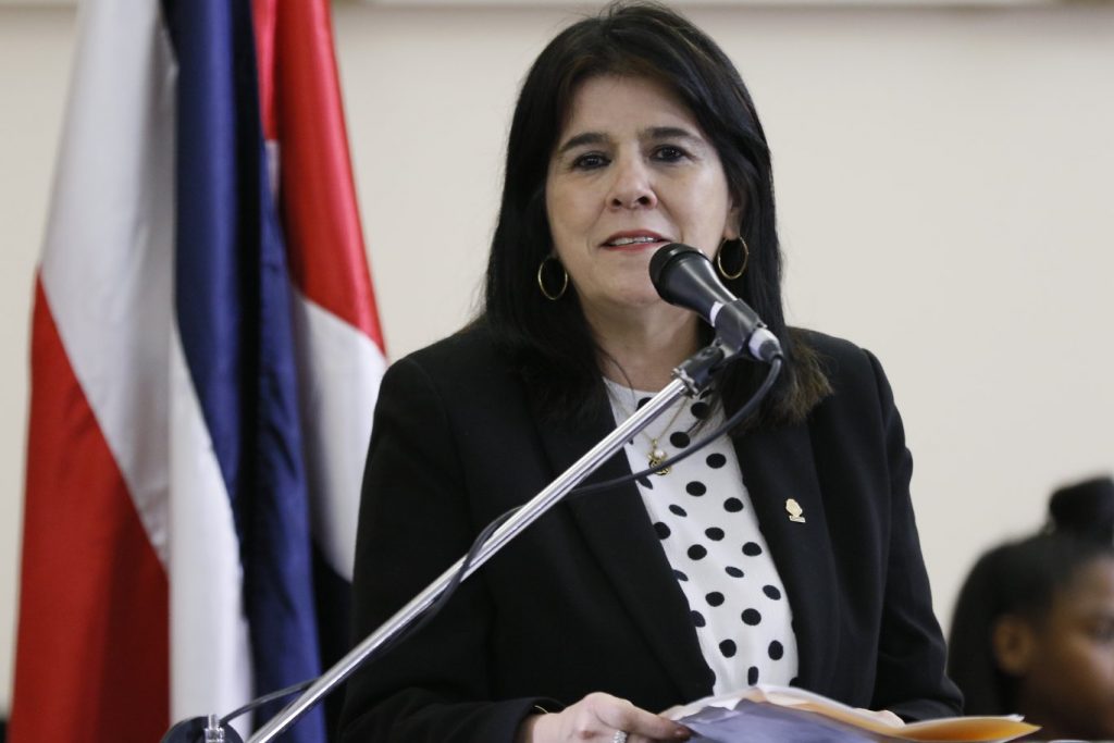 Fiscalía allana oficina de diputada Floria Segreda por presunto tráfico de influencias
