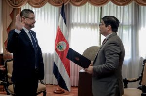Rodrigo Chaves asume Ministerio de Hacienda con el reto de luchar contra la evasión