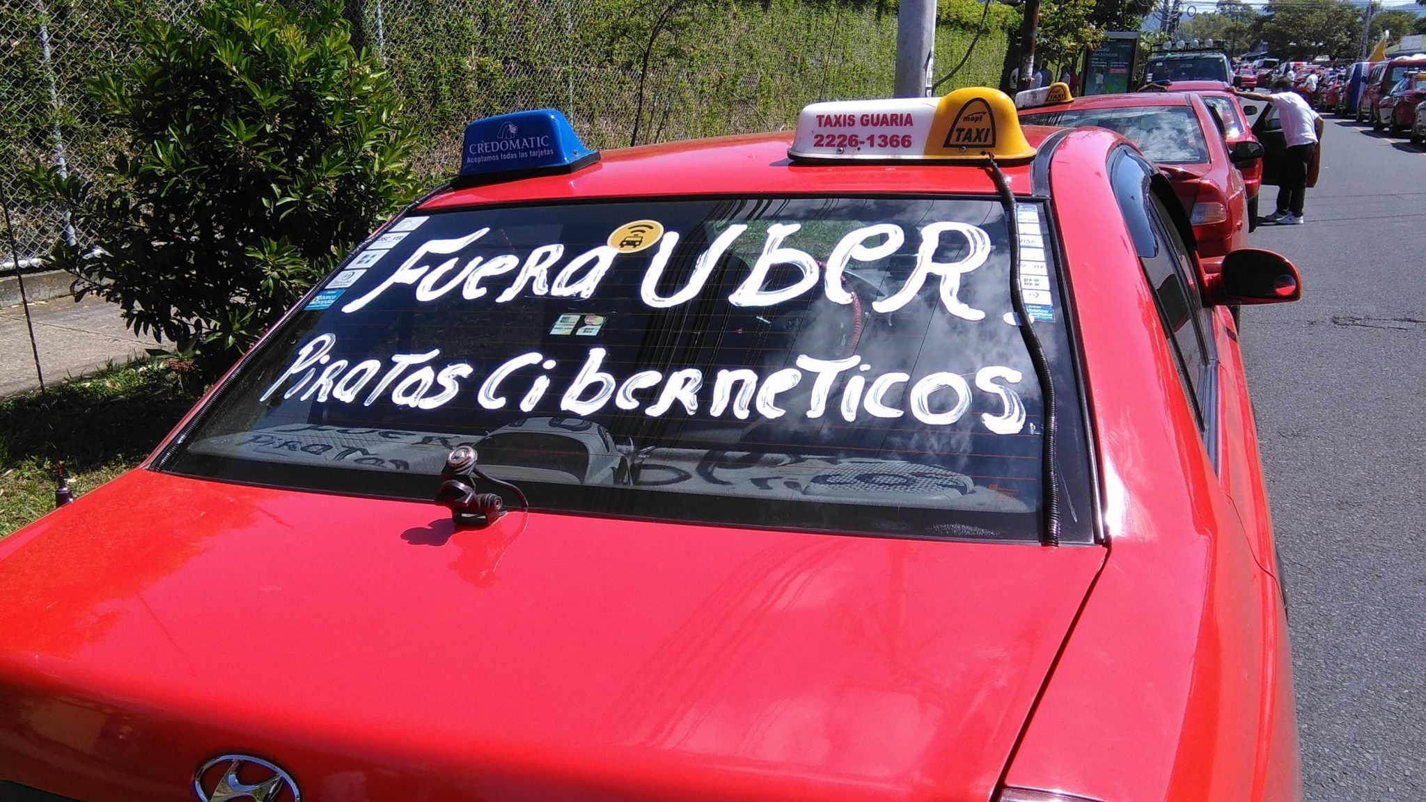 Taxistas se desesperan ante ingreso de nueva aplicación de transporte