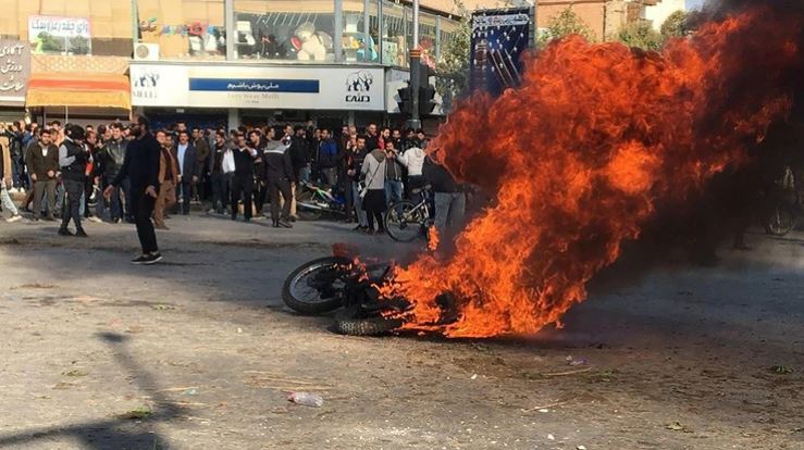 Régimen de Irán arrestó a más de 1.000 personas desde inicio de protestas por alza en combustibles