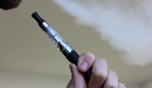 Ministerio de Salud pide evitar uso de vaporizadores por brote de síndrome pulmonar en EEUU