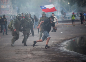 Fiscalía de Chile presentó cargos contra el carabinero que atropelló al manifestante en Santiago