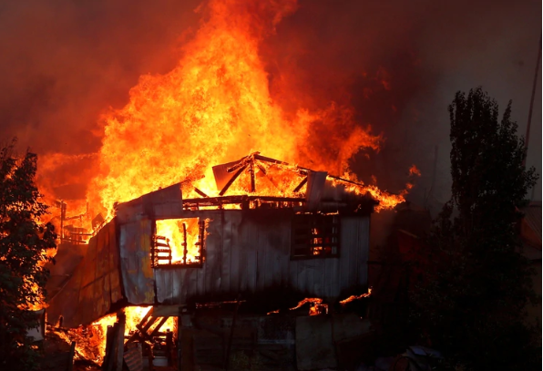 Chile: el incendio en Valparaíso arrasó con más de 200 viviendas y el gobierno cree que fue intencional