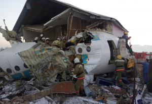 Un avión se estrelló en Kazajistán y dejó por lo menos 15 muertos
