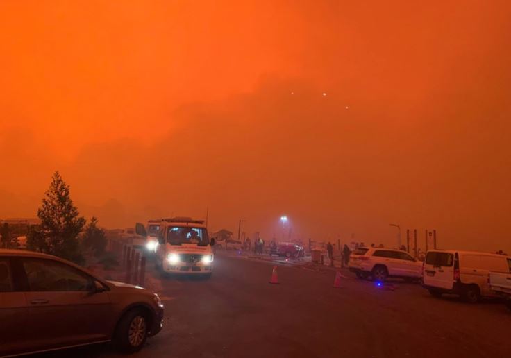 Incendios en Australia: hay miles de personas atrapadas en una playa tras huir del fuego