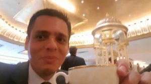Cancillería ordena regreso al país de funcionario que publicó video tomando café con oro en Dubái