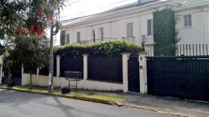 Ministerio de Seguridad rechaza desalojar propiedad del Estado venezolano en Costa Rica