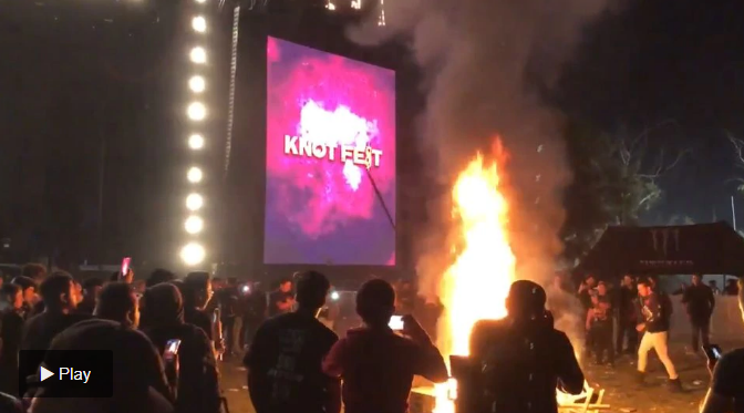 El caos en el primer día del KnotFest: incendios, disturbios y barricadas