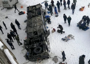 Tragedia en Rusia: un bus cayó a un río congelado y murieron al menos 19 personas