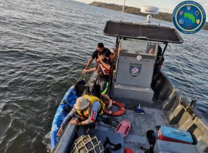 Guardacostas rescata pareja en kayak a la deriva en Tivives de Puntarenas
