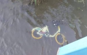 Bicicleta de alquiler apareció tirada en río de San Francisco de Dos Ríos