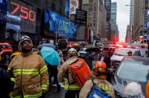 Una mujer murió en Times Square al caerle escombros de la fachada de un edificio