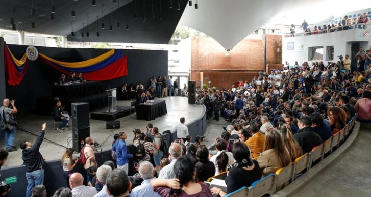 La Asamblea Nacional venezolana debatió fuera del Parlamento y desistió de hacer una manifestación