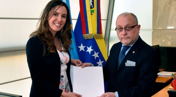 El Gobierno le retiró las cartas credenciales a la embajadora de Juan Guaidó en la Argentina