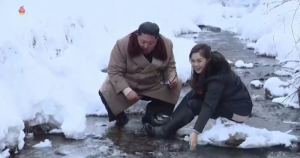 Tras amenazar con nuevas pruebas nucleares, Kim Jong-un lanzó un video de propaganda cabalgando sobre la nieve del monte sagrado de Corea