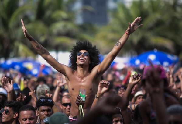 La inauguración de carnaval de Río de Janeiro terminó con enfrentamientos con la policía en Copacabana