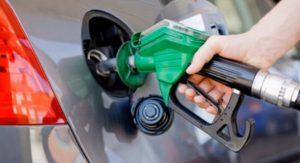Gobierno llega a acuerdo con empresarios de combustible de mantener mismas tarifas en todo el país