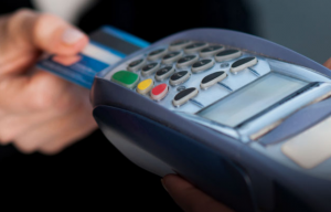 Estudio de comisiones de intercambio en tarjetas de crédito o débito buscará abaratar precio final en comercios
