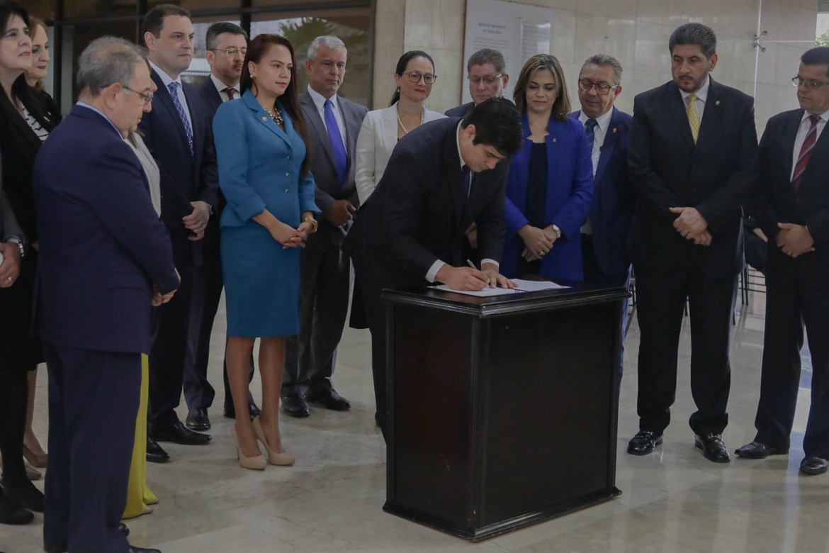 Presidente Carlos Alvarado firma Ley para frenar abusos en las huelgas