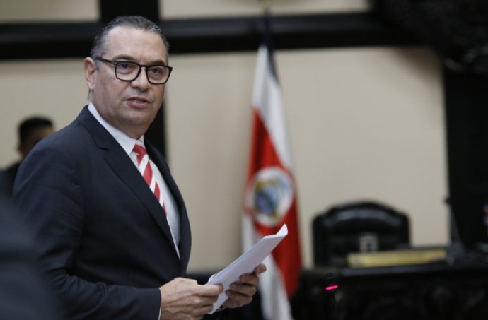 Diputado urge respuestas a Procuraduría sobre investigación a Luis Guillermo Solís por cementazo