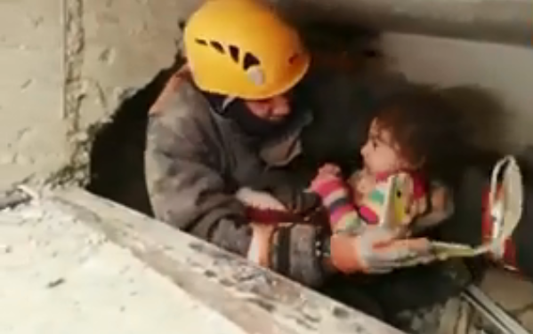 Terremoto en Turquía: el increíble momento en el que rescatan a una niña de dos años que llevaba 28 horas bajo los escombros