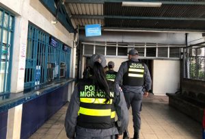 Seguridad trabaja en plan para contratar al menos 100 policías más de Migración