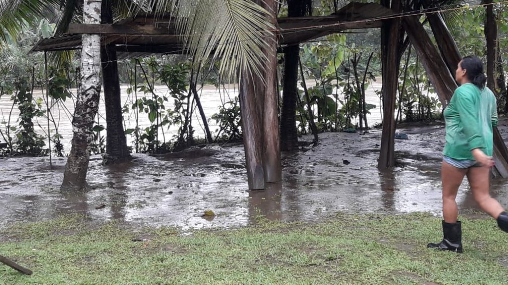 Comisión de Emergencias movilizó más de 50 familias por inundaciones en Matina