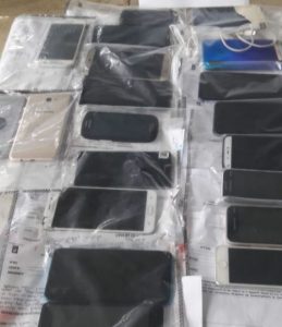 Decomisan 21 celulares, drogas y armas punzocortantes en cárcel de San Carlos