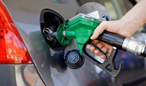 Tarifas de combustibles disminuyen este martes y aumentarían de nuevo a fin de mes