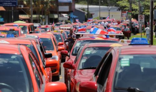 Taxistas preparan demanda contra Presidente Alvarado y 30 funcionarios por operación de UBER en el país