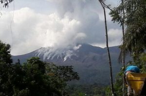 CNE declara alerta verde en dos distritos por erupción de 2000 metros en el volcán Rincón de la Vieja