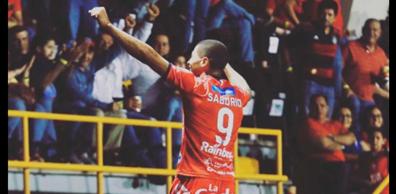 Álvaro Saborío seguirá jugando con San Carlos