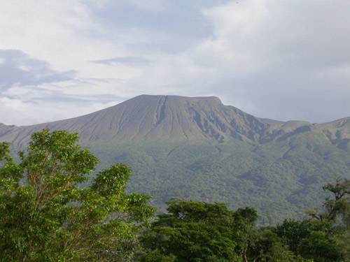 Autoridades mantienen monitoreo sobre el volcán Rincón de la Vieja tras erupción de este jueves