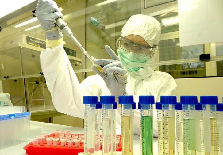 Científicos británicos aceleran el proceso para probar vacuna contra el coronavirus
