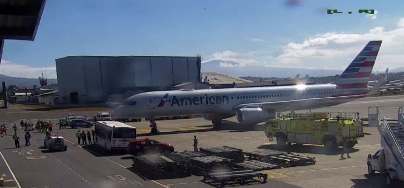 Avión de American Airlines con 194 pasajeros aterrizó de emergencia en el Aeropuerto Juan Santamaría