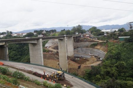Nuevo puente sobre el río Virilla alcanzó avance del 61%