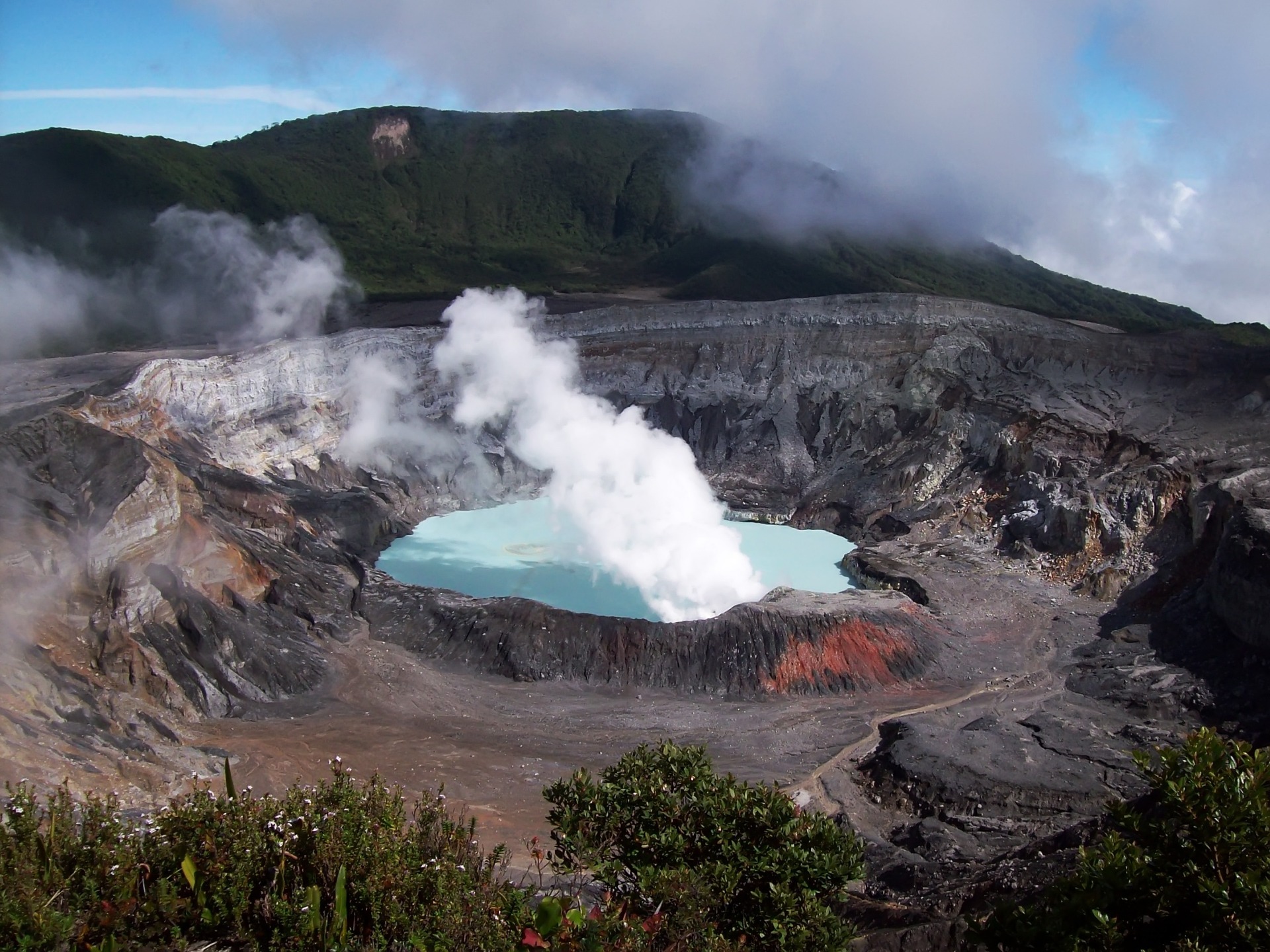 CNE monitorea volcán Poás ante aumento en concentración de gases
