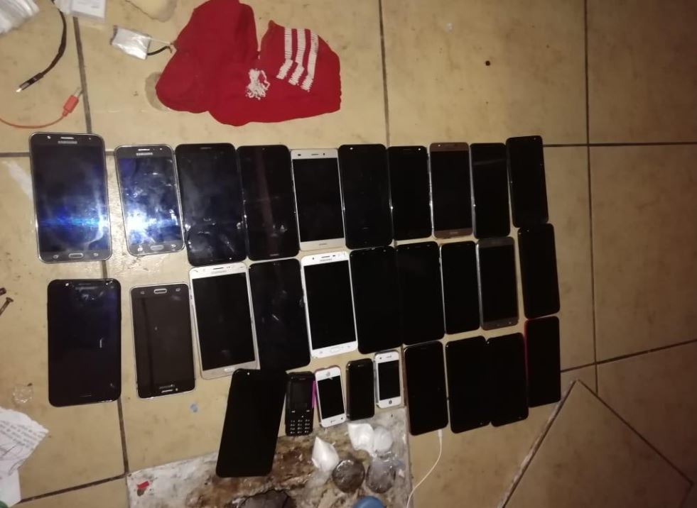 Reos escondían 29 celulares dentro de agujero en cárcel La Reforma