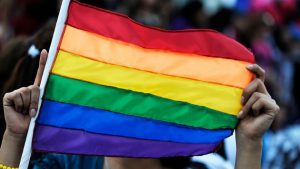 Grupos denuncian persecución tras suspensión a notario que casó primera pareja gay