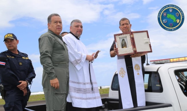 Imagen de la Virgen de los Ángeles sobrevoló Costa Rica como acto de fe ante pandemia del Covid19