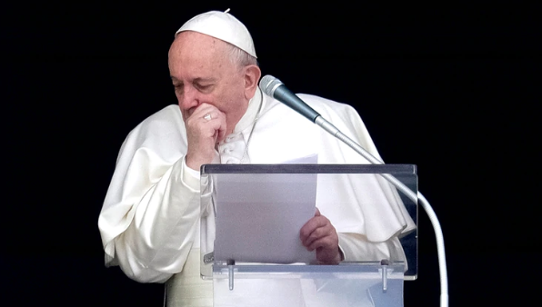 El papa Francisco tosió y se tapó con la mano: por qué no hay que hacerlo