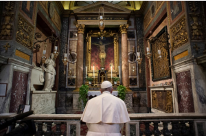 El papa Francisco salió del Vaticano para rezar ante el crucifijo de la “Gran Peste” por el fin de la pandemia de coronavirus en el mundo